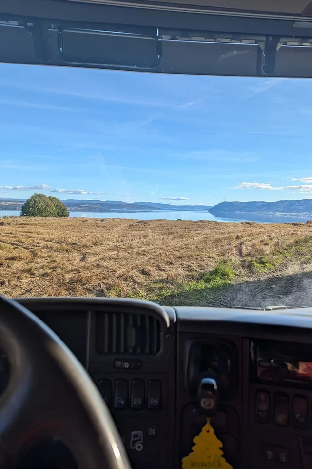 Utsikt over Mjøsa fra førerhytte på lastebilen.